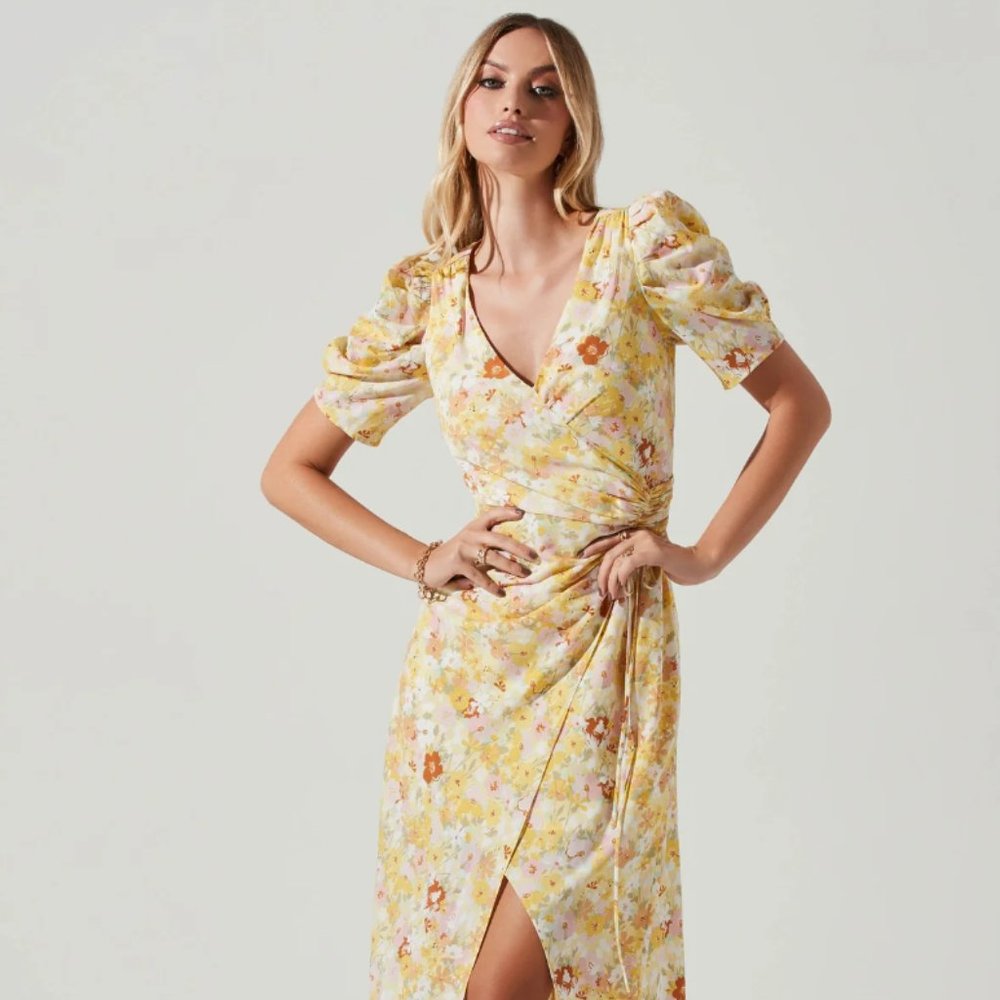 ASTR The Label MARTINA FLORAL RUCHED MIDI DRESS